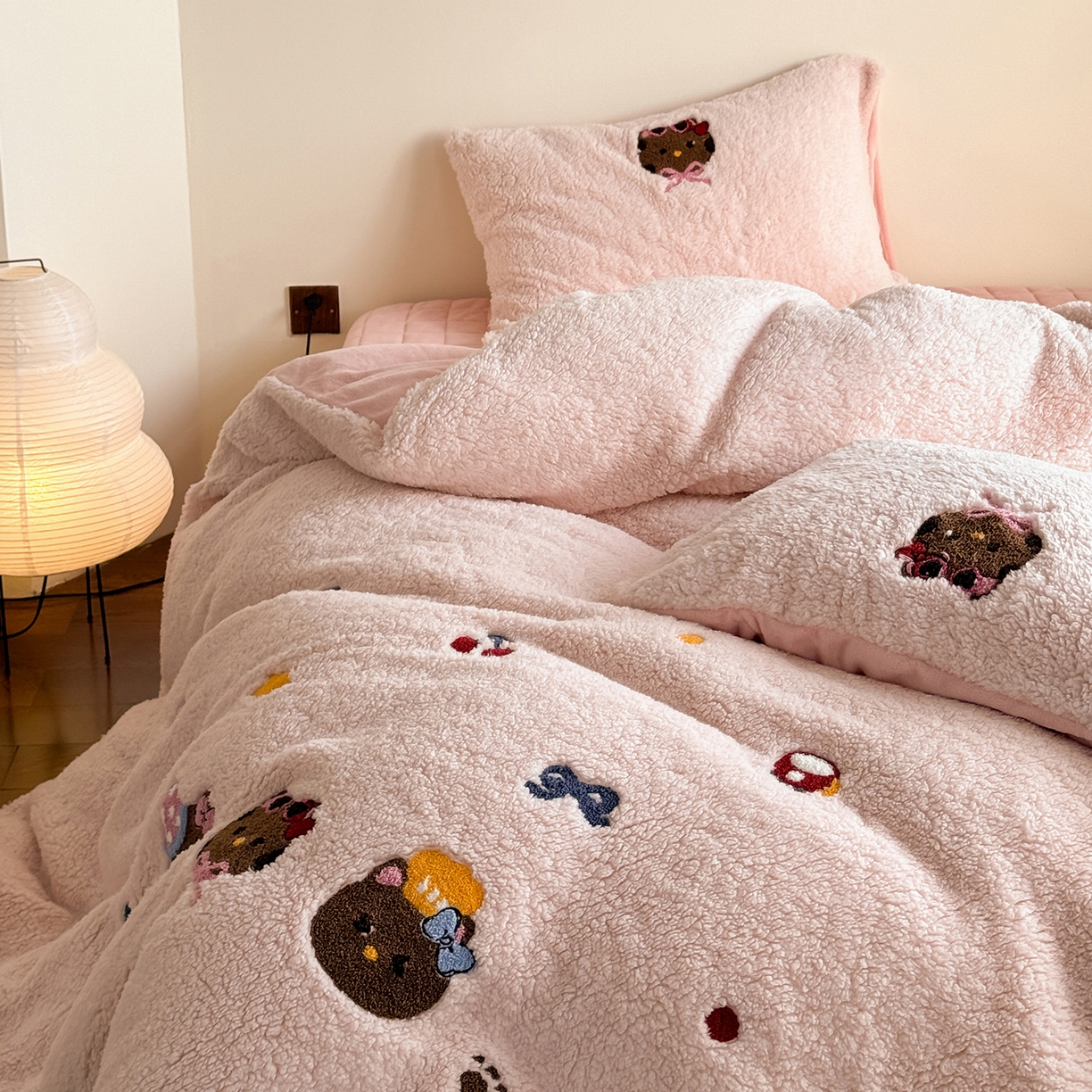 91家纺网 家纺一手货源 找家纺 TT.one 塔塔家居 2025新款羊羔绒牛奶绒暖绵绵毛巾绣床单床裙床盖款四件套 粉爪猫猫团