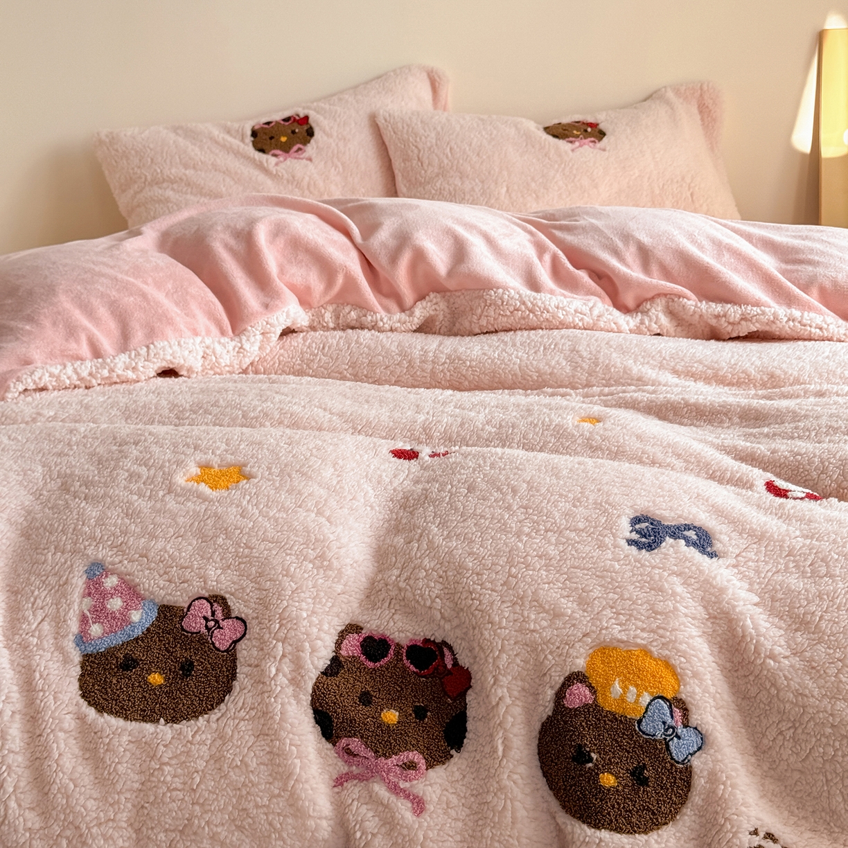 91家纺网 家纺一手货源 找家纺 TT.one 塔塔家居 2025新款羊羔绒牛奶绒暖绵绵毛巾绣床单床裙床盖款四件套 粉爪猫猫团