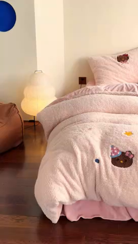 91家纺网 家纺一手货源 找家纺 TT.one 塔塔家居 2025新款羊羔绒牛奶绒暖绵绵毛巾绣床单床裙床盖款四件套 粉爪猫猫团