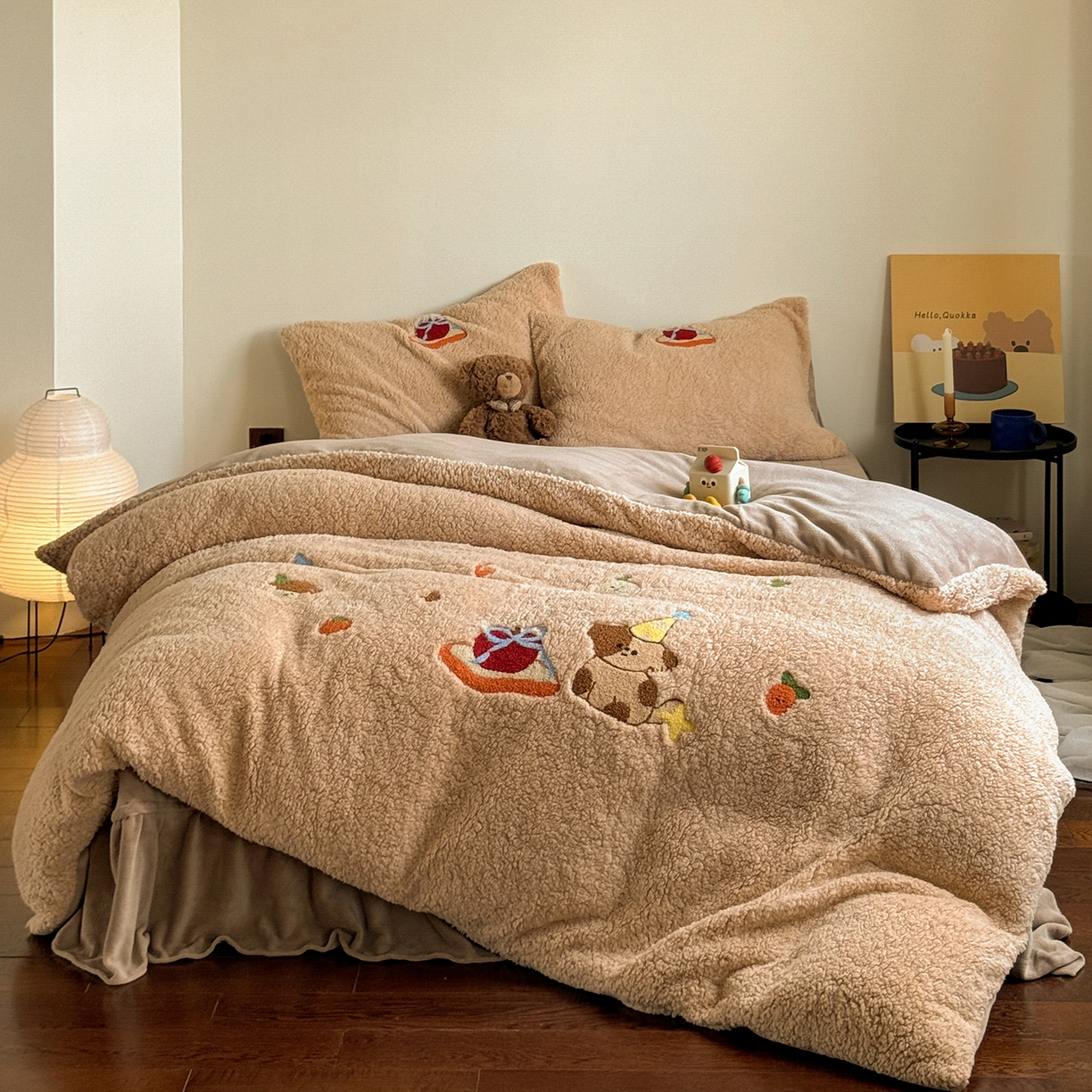 91家纺网 家纺一手货源 找家纺 TT.one 塔塔家居 2025新款羊羔绒牛奶绒暖绵绵毛巾绣床单床裙床盖款四件套 奶咖美味堡