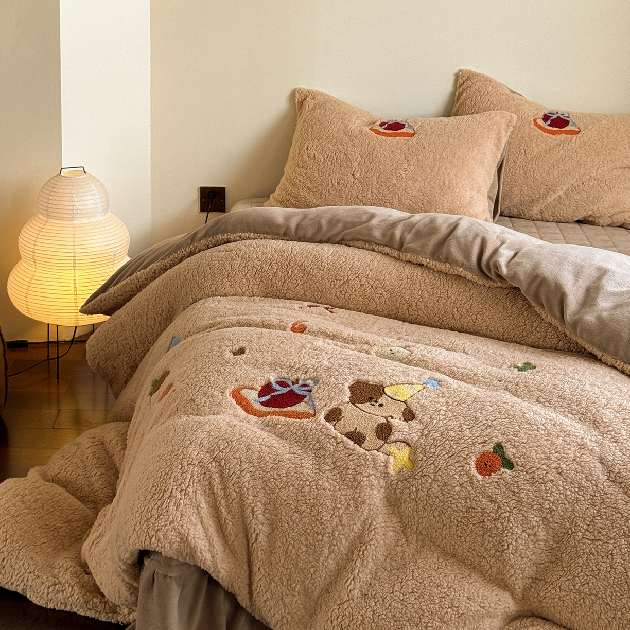 TT.one 塔塔家居 2025新款羊羔绒牛奶绒暖绵绵毛巾绣床单床裙床盖款四件套 奶咖美味堡