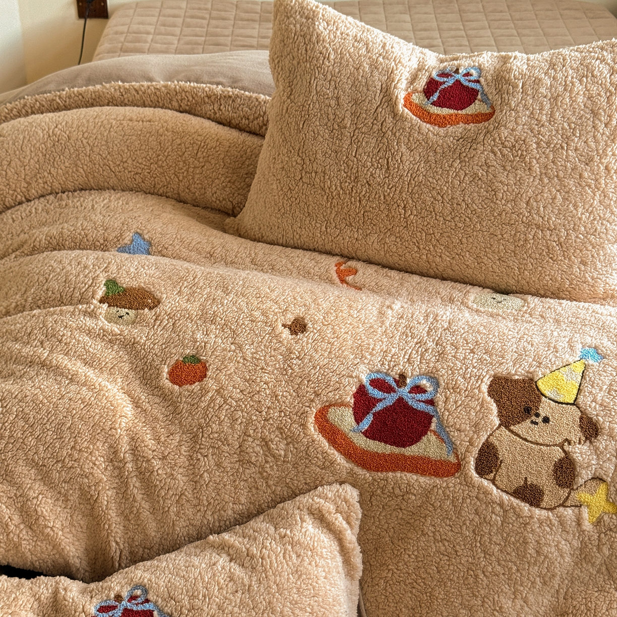 91家纺网 家纺一手货源 找家纺 TT.one 塔塔家居 2025新款羊羔绒牛奶绒暖绵绵毛巾绣床单床裙床盖款四件套 奶咖美味堡