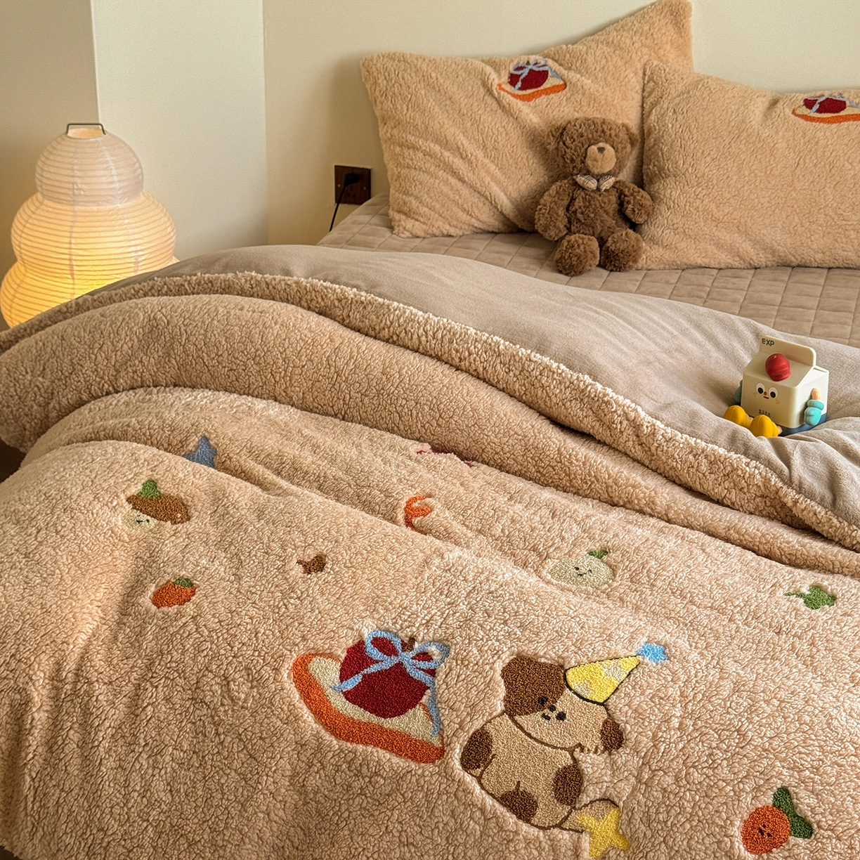 91家纺网 家纺一手货源 找家纺 TT.one 塔塔家居 2025新款羊羔绒牛奶绒暖绵绵毛巾绣床单床裙床盖款四件套 奶咖美味堡