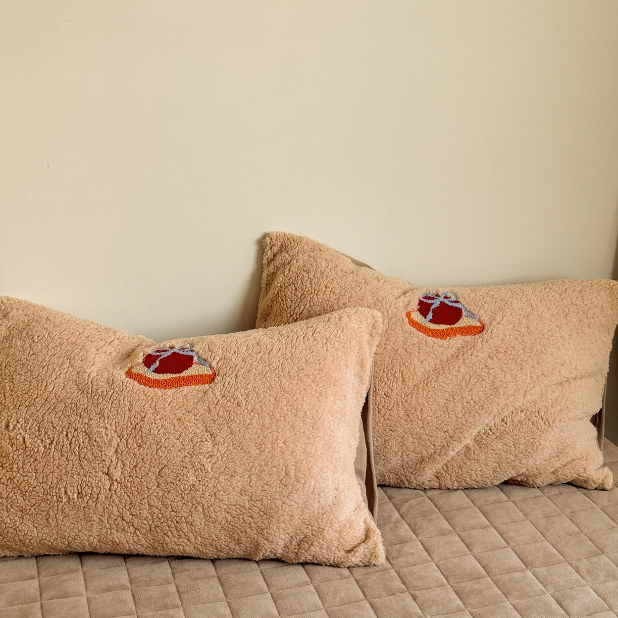 91家纺网 家纺一手货源 找家纺 TT.one 塔塔家居 2025新款羊羔绒牛奶绒暖绵绵毛巾绣床单床裙床盖款四件套 奶咖美味堡