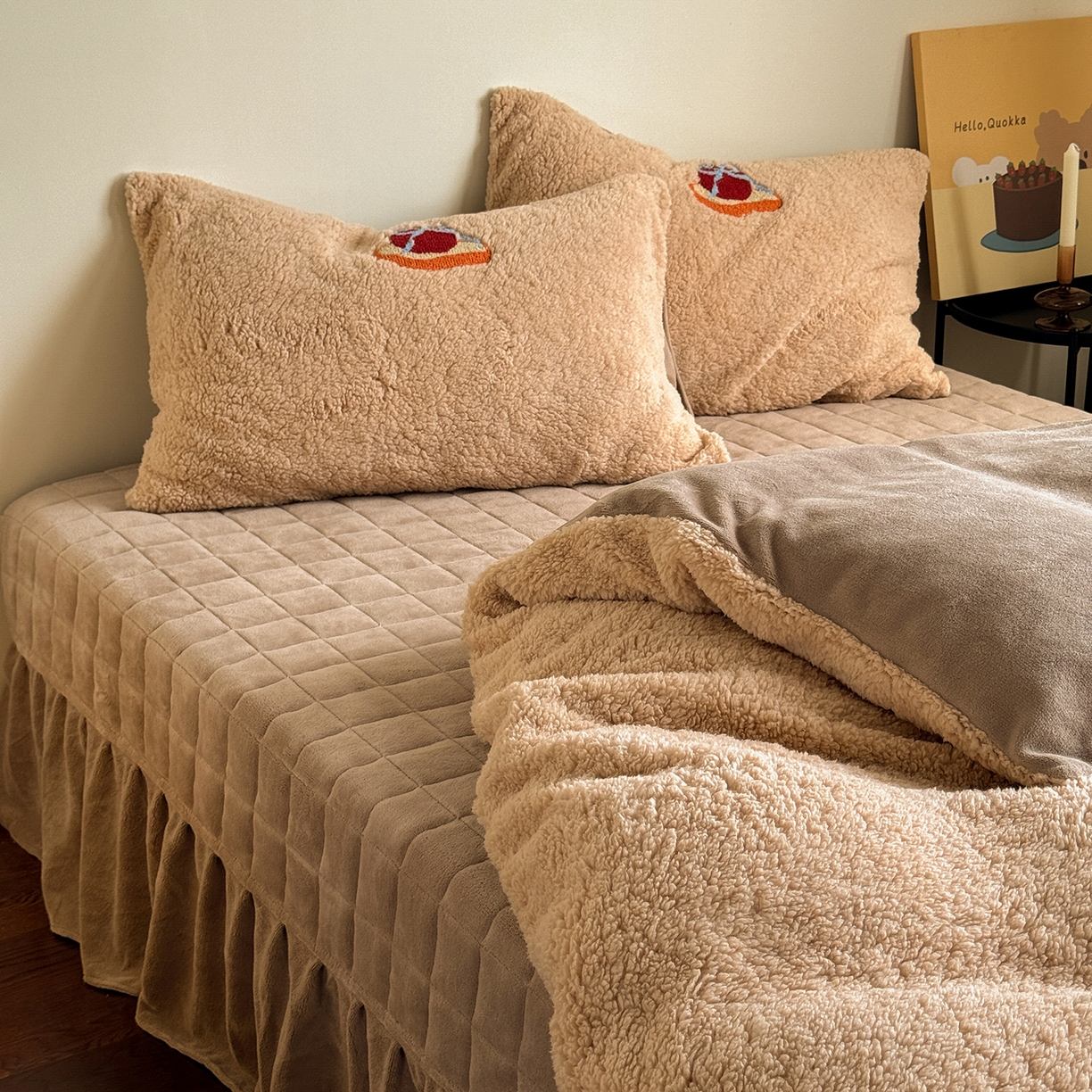 91家纺网 家纺一手货源 找家纺 TT.one 塔塔家居 2025新款羊羔绒牛奶绒暖绵绵毛巾绣床单床裙床盖款四件套 奶咖美味堡