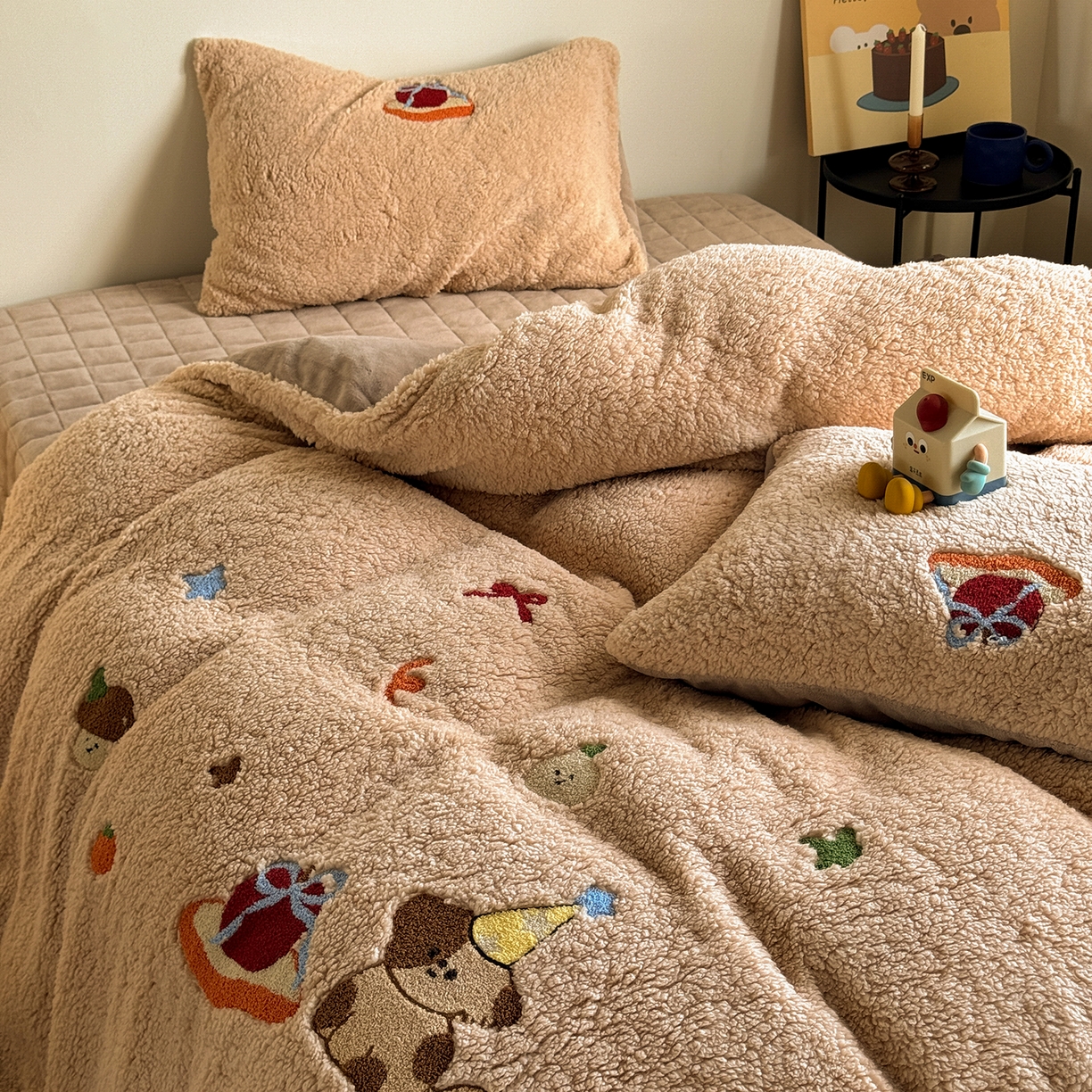 91家纺网 家纺一手货源 找家纺 TT.one 塔塔家居 2025新款羊羔绒牛奶绒暖绵绵毛巾绣床单床裙床盖款四件套 奶咖美味堡