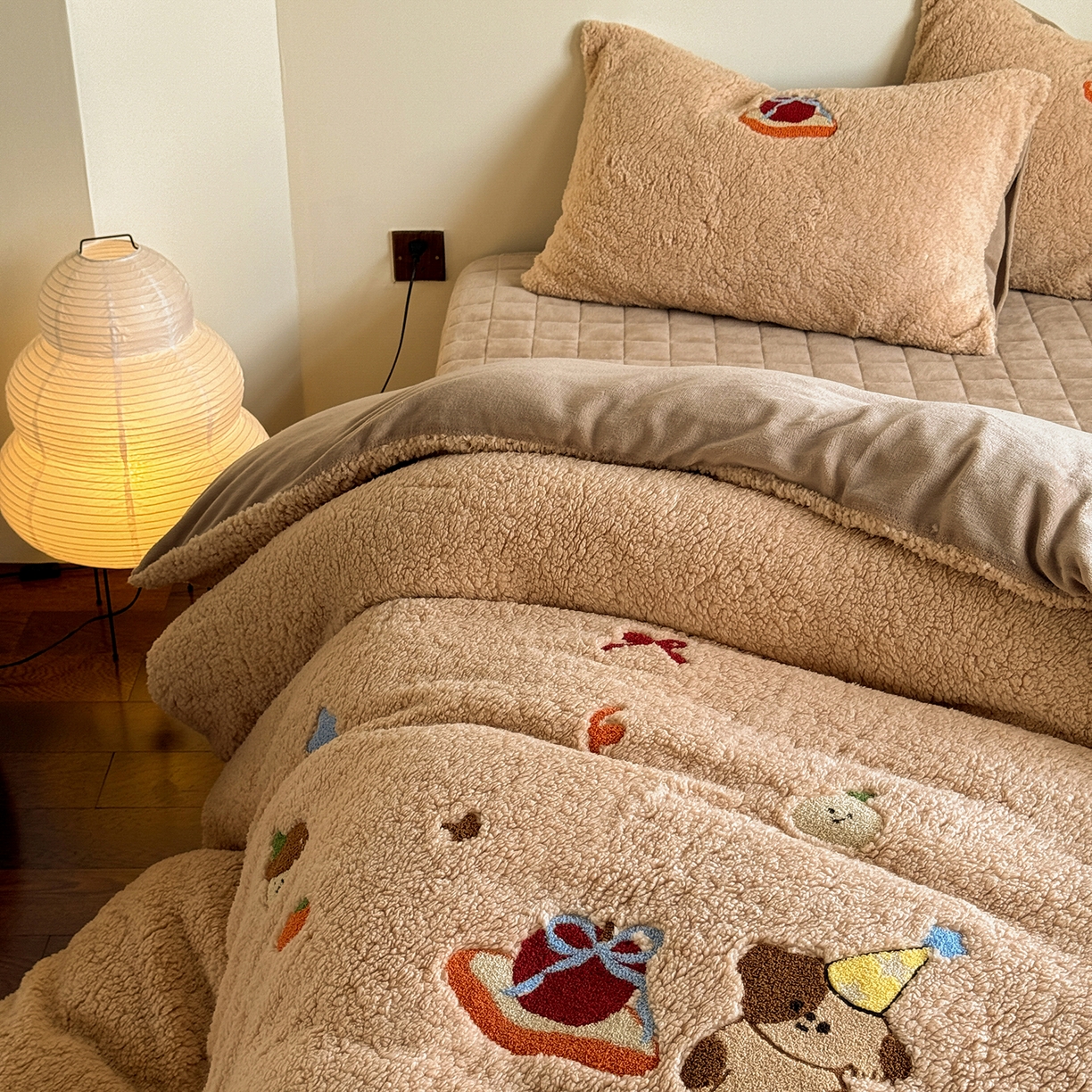 91家纺网 家纺一手货源 找家纺 TT.one 塔塔家居 2025新款羊羔绒牛奶绒暖绵绵毛巾绣床单床裙床盖款四件套 奶咖美味堡