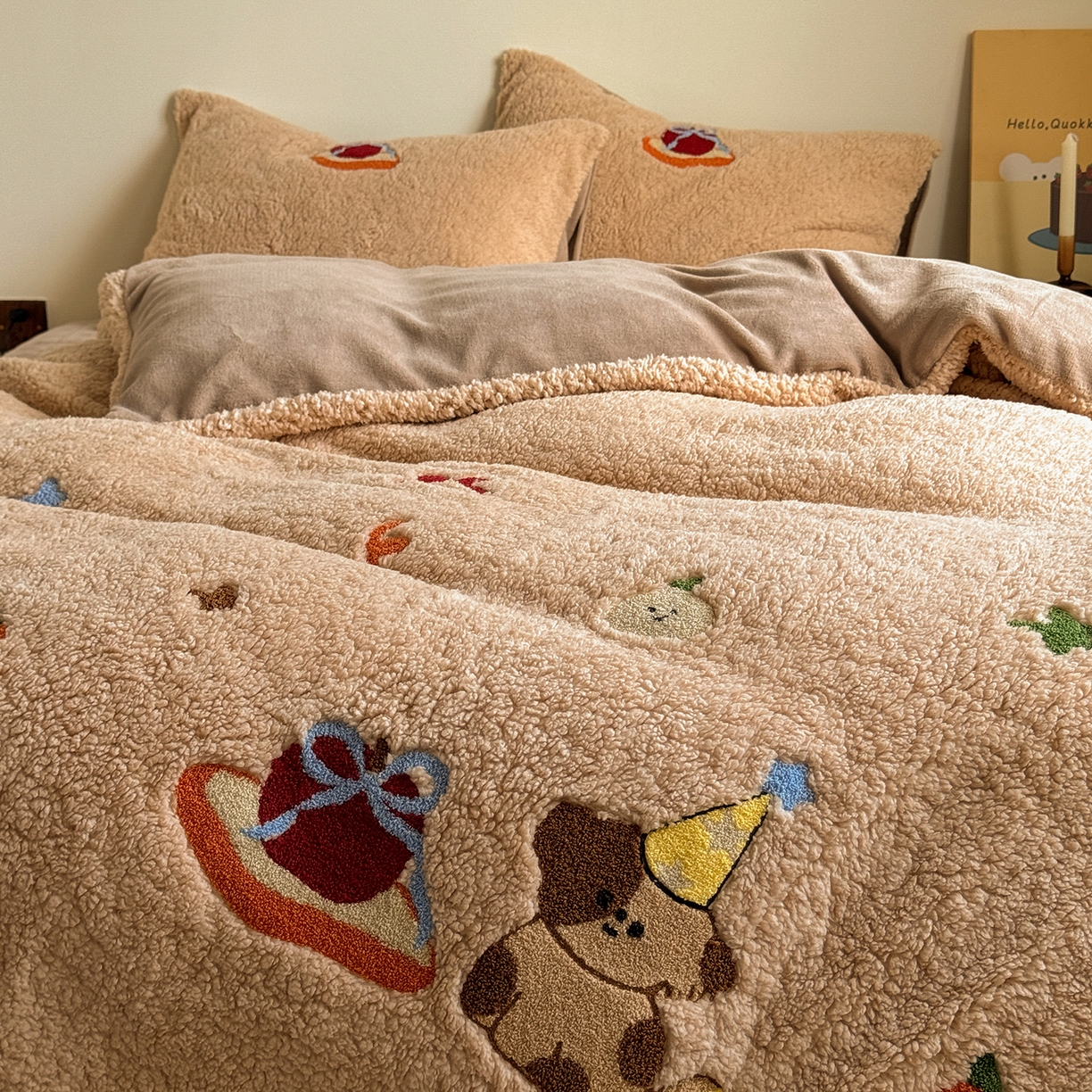 91家纺网 家纺一手货源 找家纺 TT.one 塔塔家居 2025新款羊羔绒牛奶绒暖绵绵毛巾绣床单床裙床盖款四件套 奶咖美味堡