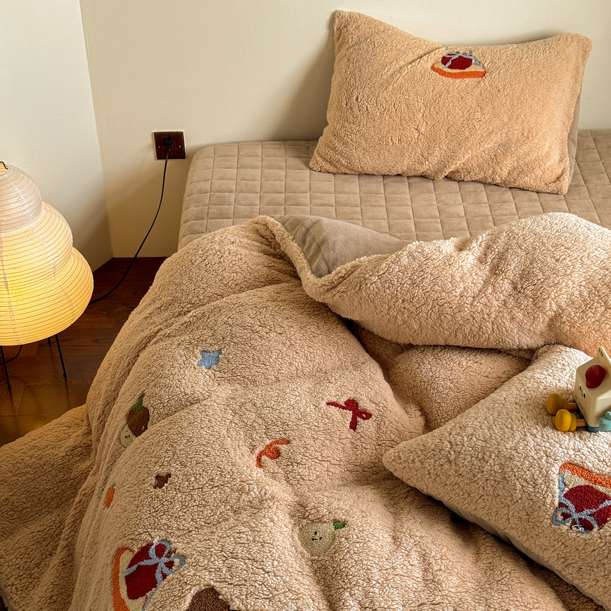 91家纺网 家纺一手货源 找家纺 TT.one 塔塔家居 2025新款羊羔绒牛奶绒暖绵绵毛巾绣床单床裙床盖款四件套 奶咖美味堡