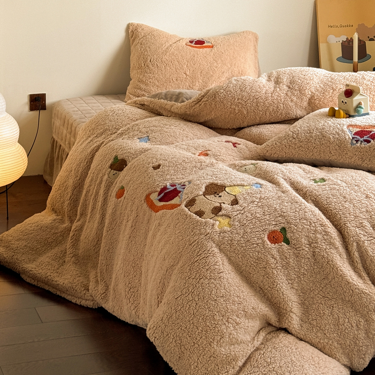 91家纺网 家纺一手货源 找家纺 TT.one 塔塔家居 2025新款羊羔绒牛奶绒暖绵绵毛巾绣床单床裙床盖款四件套 奶咖美味堡