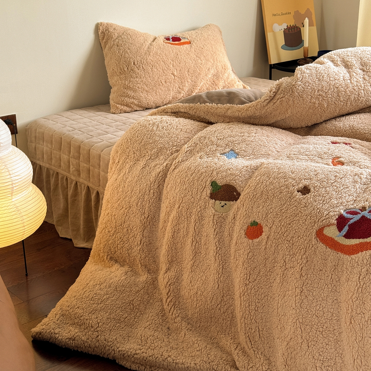 91家纺网 家纺一手货源 找家纺 TT.one 塔塔家居 2025新款羊羔绒牛奶绒暖绵绵毛巾绣床单床裙床盖款四件套 奶咖美味堡