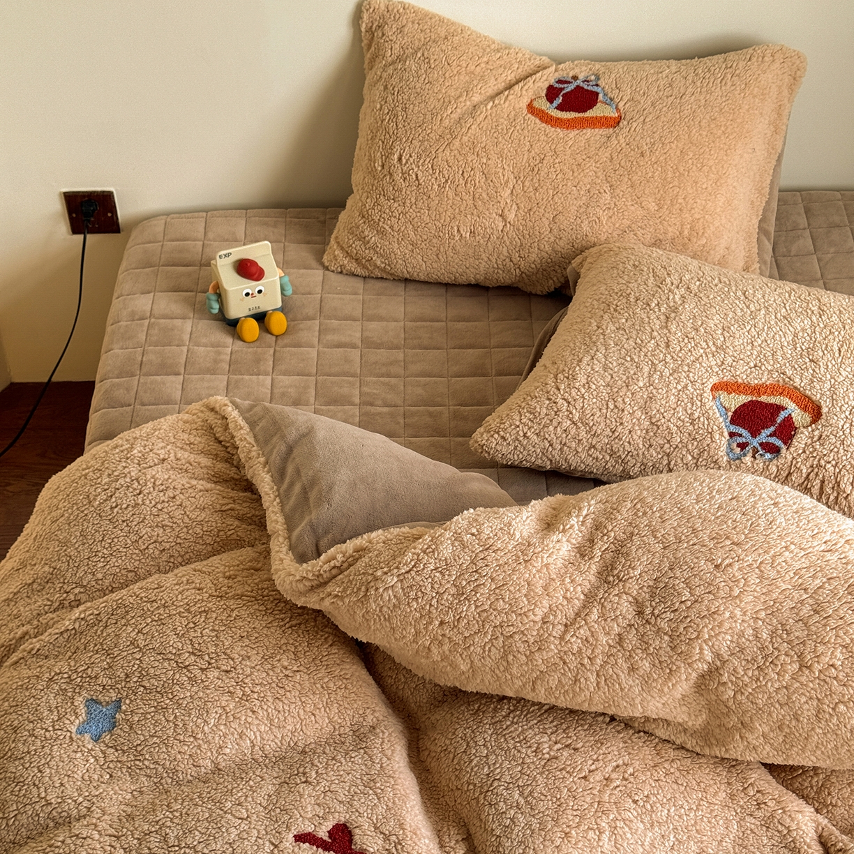 91家纺网 家纺一手货源 找家纺 TT.one 塔塔家居 2025新款羊羔绒牛奶绒暖绵绵毛巾绣床单床裙床盖款四件套 奶咖美味堡