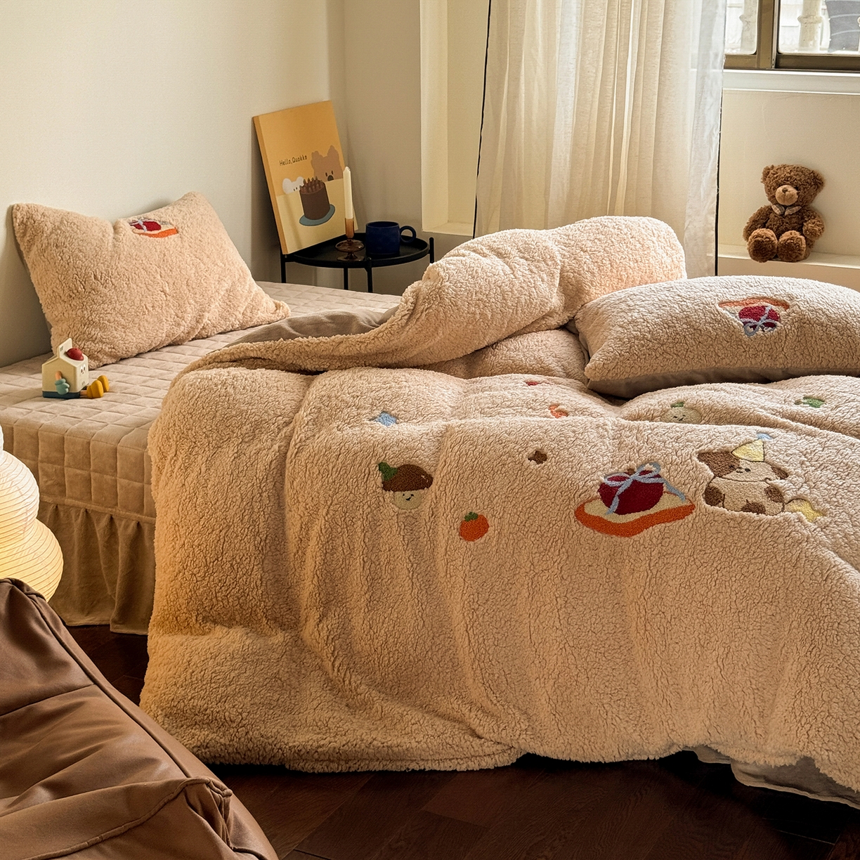 91家纺网 家纺一手货源 找家纺 TT.one 塔塔家居 2025新款羊羔绒牛奶绒暖绵绵毛巾绣床单床裙床盖款四件套 奶咖美味堡