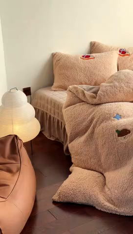 91家纺网 家纺一手货源 找家纺 TT.one 塔塔家居 2025新款羊羔绒牛奶绒暖绵绵毛巾绣床单床裙床盖款四件套 奶咖美味堡