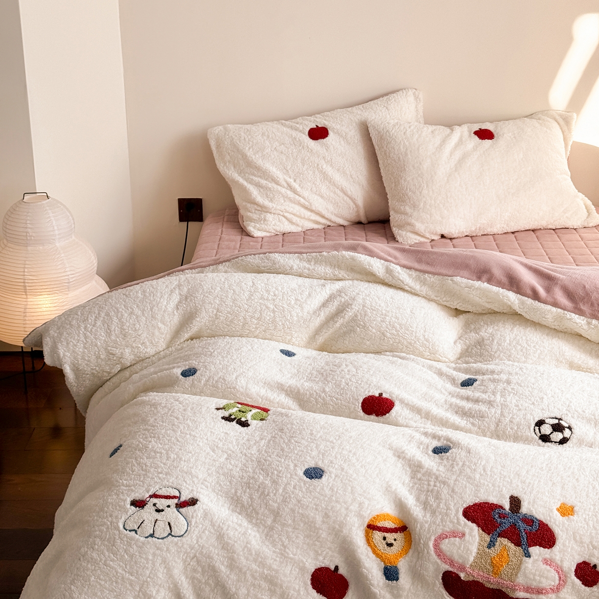 91家纺网 家纺一手货源 找家纺 TT.one 塔塔家居 2025新款羊羔绒牛奶绒暖绵绵毛巾绣床单床裙床盖款四件套 苹果摇摇乐·白