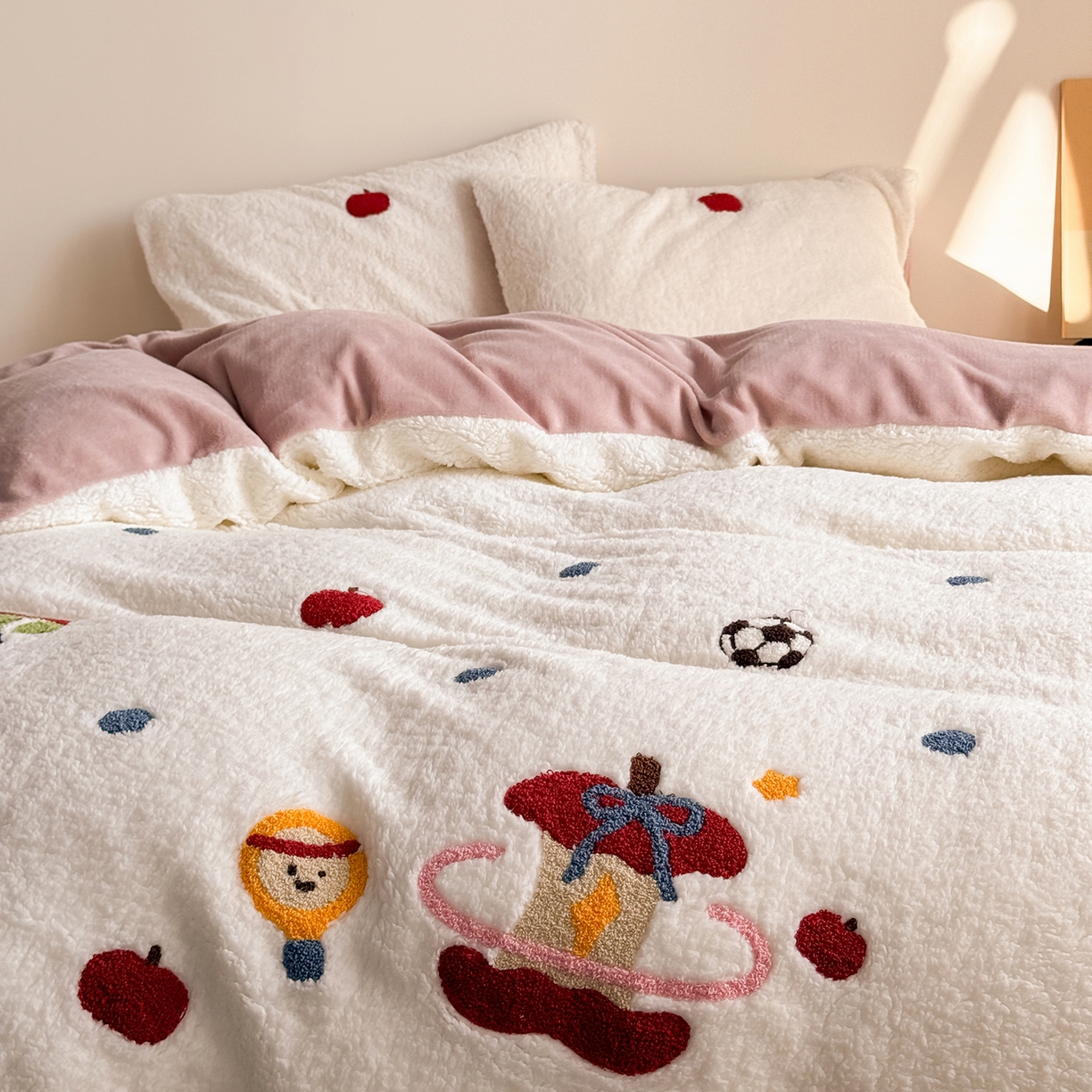 91家纺网 家纺一手货源 找家纺 TT.one 塔塔家居 2025新款羊羔绒牛奶绒暖绵绵毛巾绣床单床裙床盖款四件套 苹果摇摇乐·白