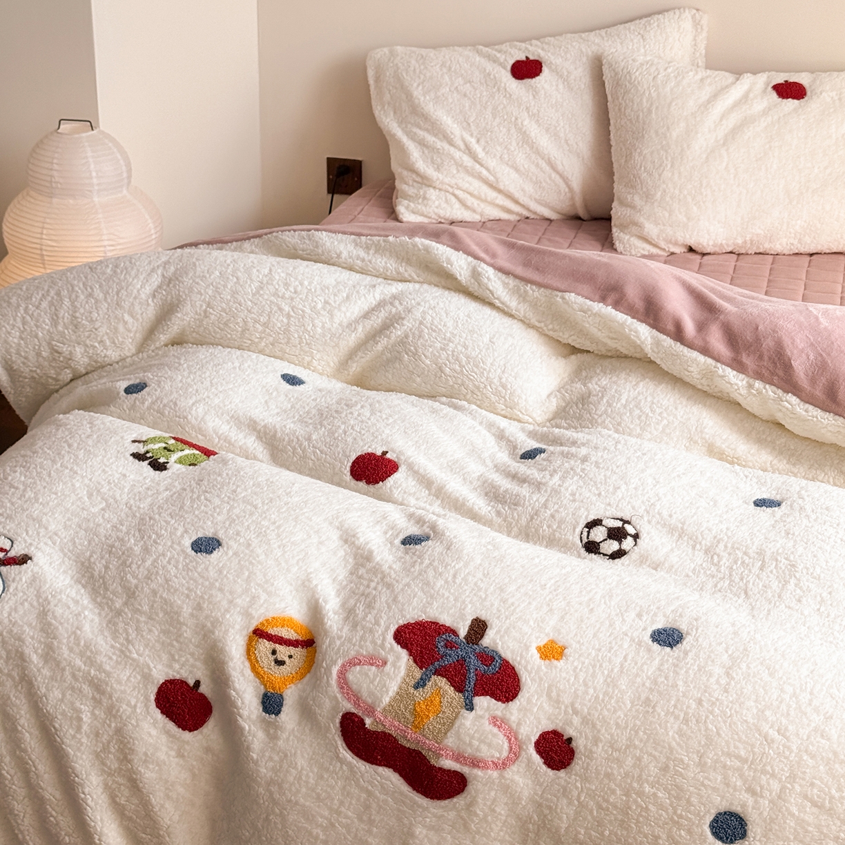91家纺网 家纺一手货源 找家纺 TT.one 塔塔家居 2025新款羊羔绒牛奶绒暖绵绵毛巾绣床单床裙床盖款四件套 苹果摇摇乐·白