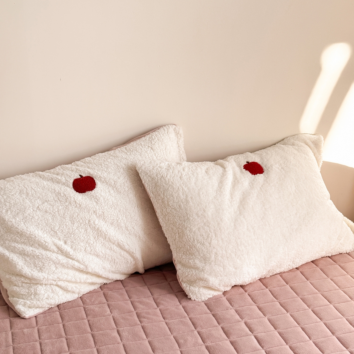 91家纺网 家纺一手货源 找家纺 TT.one 塔塔家居 2025新款羊羔绒牛奶绒暖绵绵毛巾绣床单床裙床盖款四件套 苹果摇摇乐·白