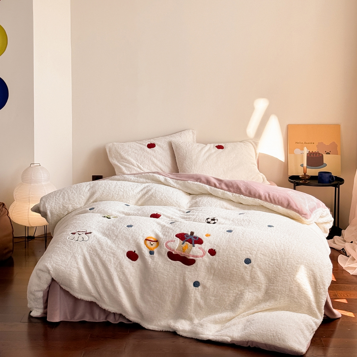 91家纺网 家纺一手货源 找家纺 TT.one 塔塔家居 2025新款羊羔绒牛奶绒暖绵绵毛巾绣床单床裙床盖款四件套 苹果摇摇乐·白