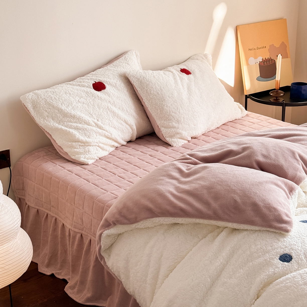 91家纺网 家纺一手货源 找家纺 TT.one 塔塔家居 2025新款羊羔绒牛奶绒暖绵绵毛巾绣床单床裙床盖款四件套 苹果摇摇乐·白