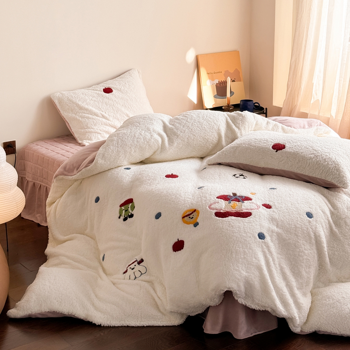 91家纺网 家纺一手货源 找家纺 TT.one 塔塔家居 2025新款羊羔绒牛奶绒暖绵绵毛巾绣床单床裙床盖款四件套 苹果摇摇乐·白