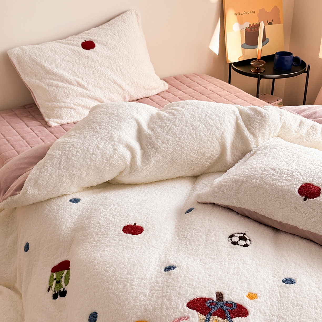 91家纺网 家纺一手货源 找家纺 TT.one 塔塔家居 2025新款羊羔绒牛奶绒暖绵绵毛巾绣床单床裙床盖款四件套 苹果摇摇乐·白