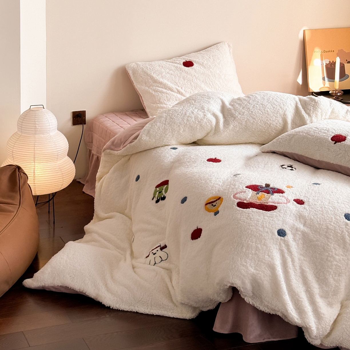 91家纺网 家纺一手货源 找家纺 TT.one 塔塔家居 2025新款羊羔绒牛奶绒暖绵绵毛巾绣床单床裙床盖款四件套 苹果摇摇乐·白