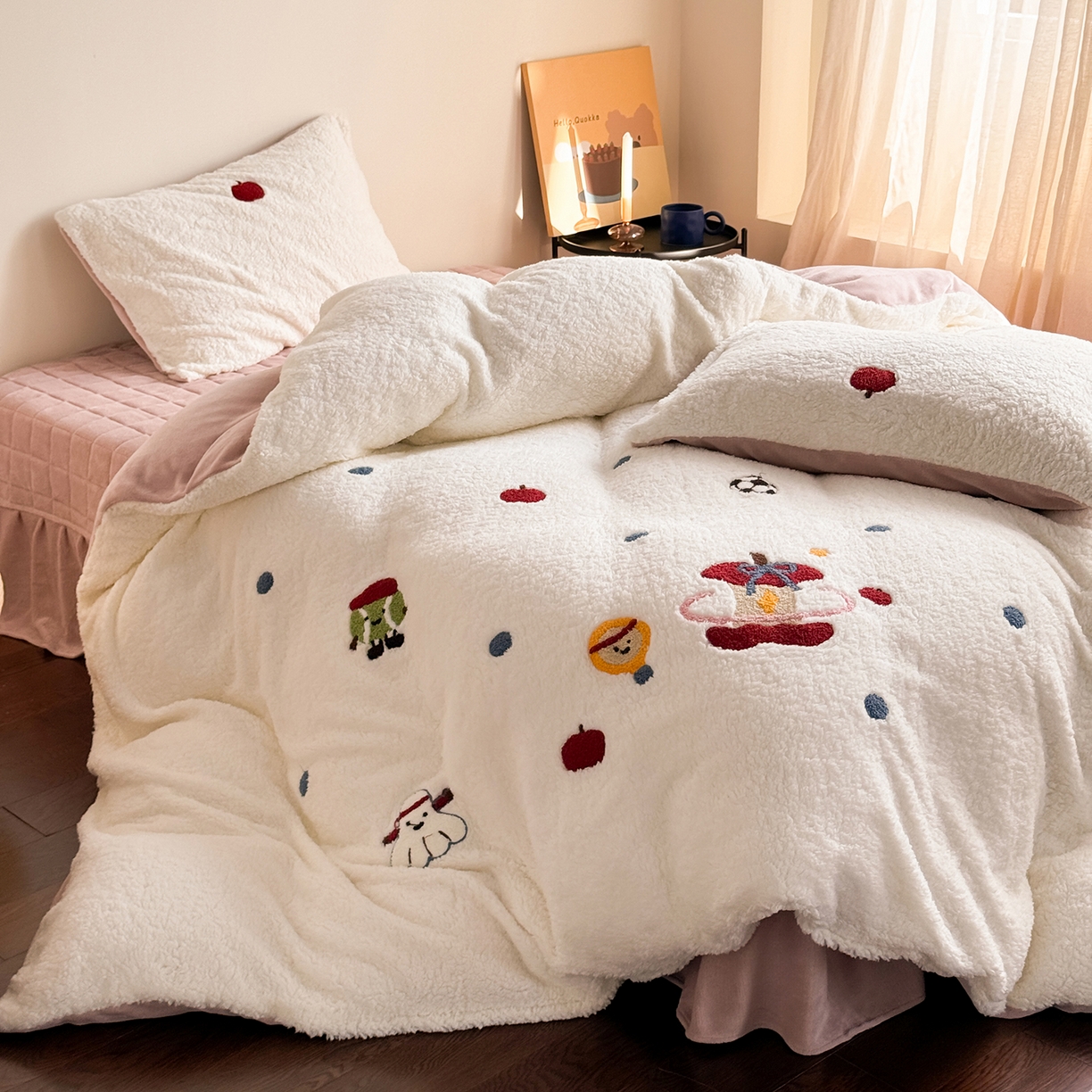 91家纺网 家纺一手货源 找家纺 TT.one 塔塔家居 2025新款羊羔绒牛奶绒暖绵绵毛巾绣床单床裙床盖款四件套 苹果摇摇乐·白