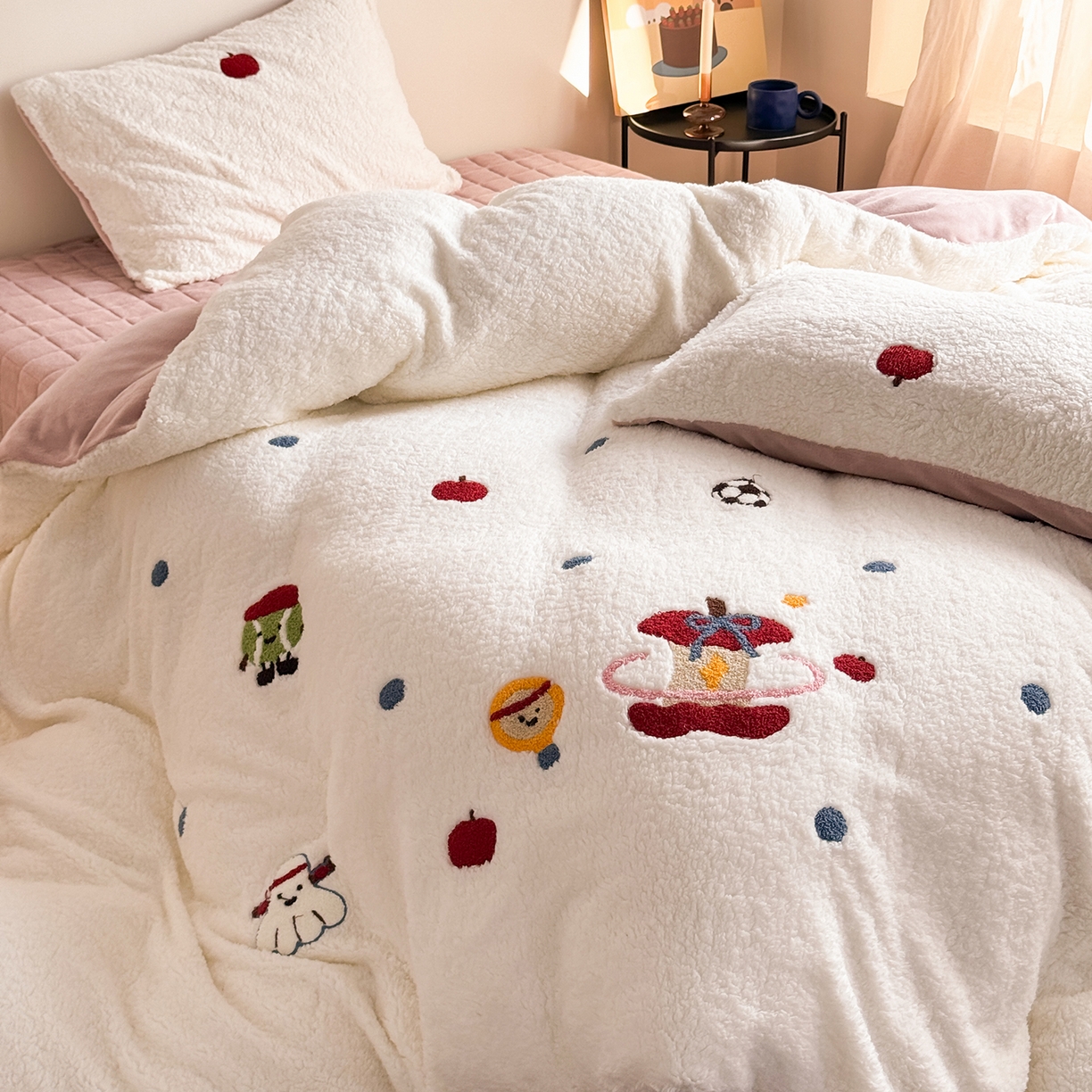 91家纺网 家纺一手货源 找家纺 TT.one 塔塔家居 2025新款羊羔绒牛奶绒暖绵绵毛巾绣床单床裙床盖款四件套 苹果摇摇乐·白