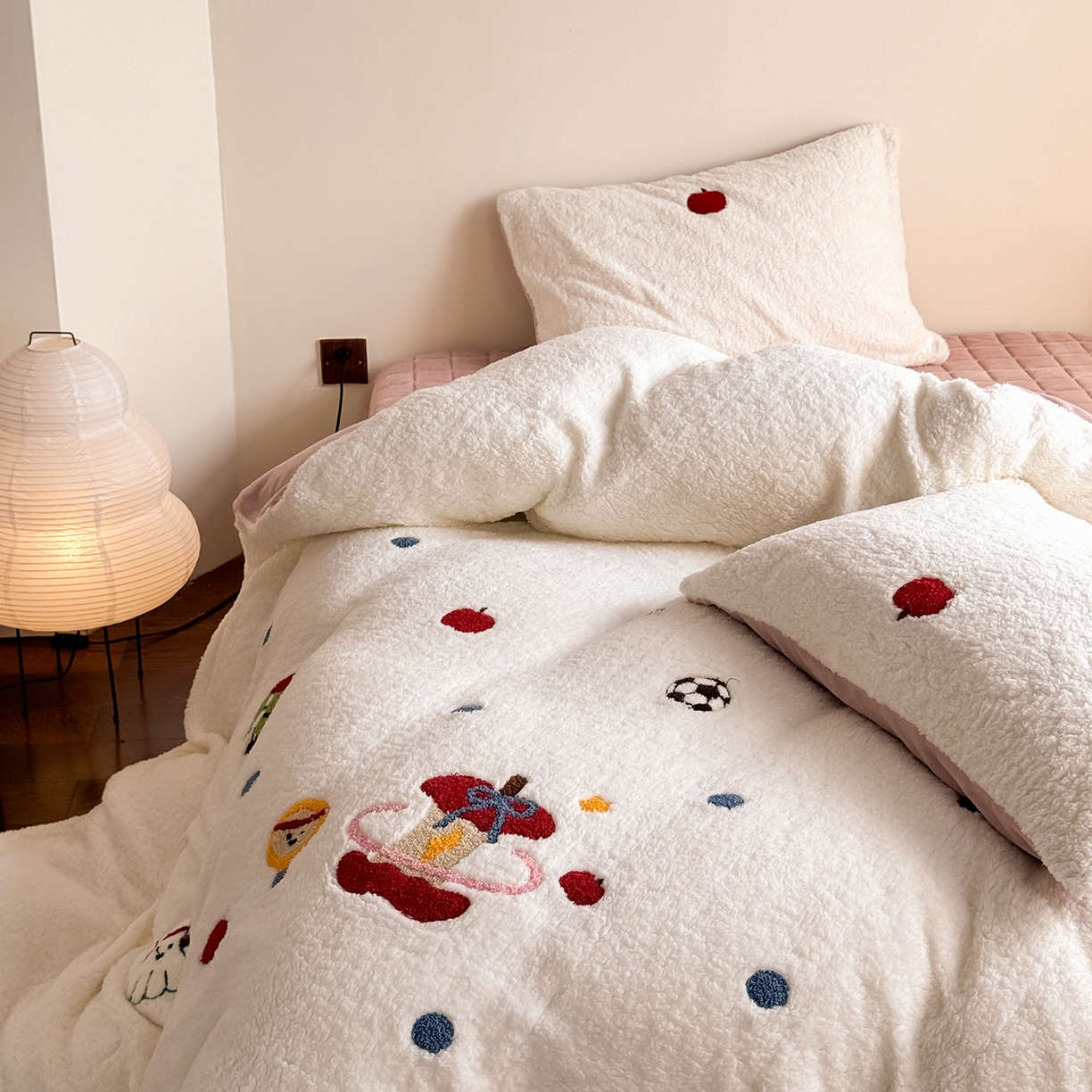 91家纺网 家纺一手货源 找家纺 TT.one 塔塔家居 2025新款羊羔绒牛奶绒暖绵绵毛巾绣床单床裙床盖款四件套 苹果摇摇乐·白