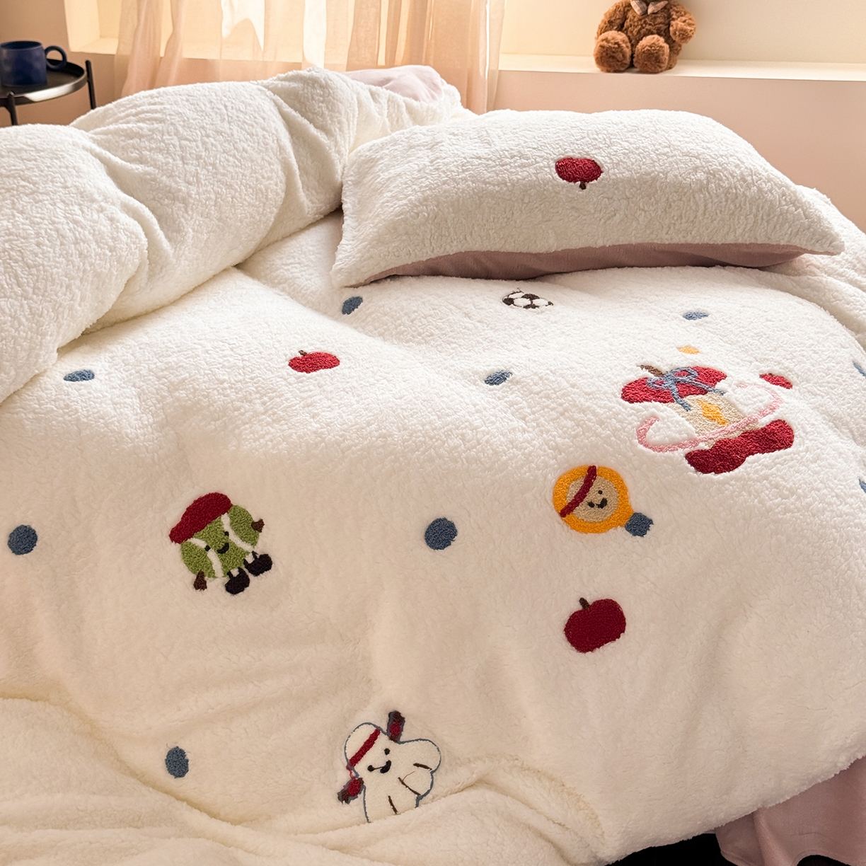 91家纺网 家纺一手货源 找家纺 TT.one 塔塔家居 2025新款羊羔绒牛奶绒暖绵绵毛巾绣床单床裙床盖款四件套 苹果摇摇乐·白