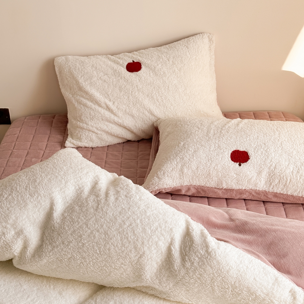 91家纺网 家纺一手货源 找家纺 TT.one 塔塔家居 2025新款羊羔绒牛奶绒暖绵绵毛巾绣床单床裙床盖款四件套 苹果摇摇乐·白