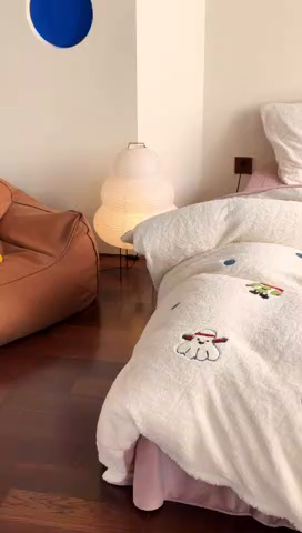 91家纺网 家纺一手货源 找家纺 TT.one 塔塔家居 2025新款羊羔绒牛奶绒暖绵绵毛巾绣床单床裙床盖款四件套 苹果摇摇乐·白