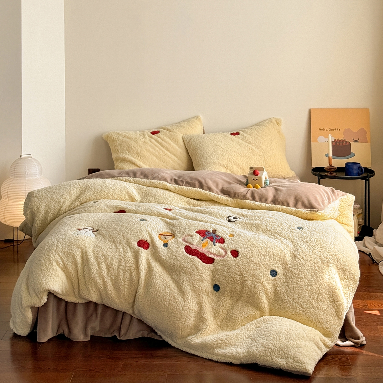 91家纺网 家纺一手货源 找家纺 TT.one 塔塔家居 2025新款羊羔绒牛奶绒暖绵绵毛巾绣床单床裙床盖款四件套 苹果摇摇乐·黄