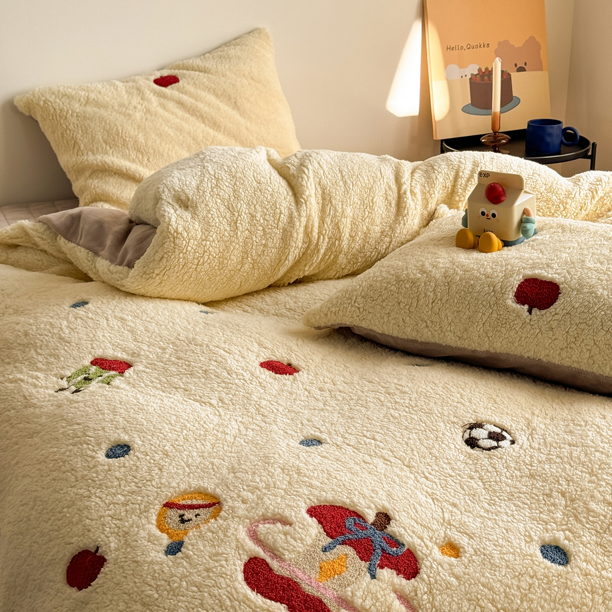 91家纺网 家纺一手货源 找家纺 TT.one 塔塔家居 2025新款羊羔绒牛奶绒暖绵绵毛巾绣床单床裙床盖款四件套 苹果摇摇乐·黄