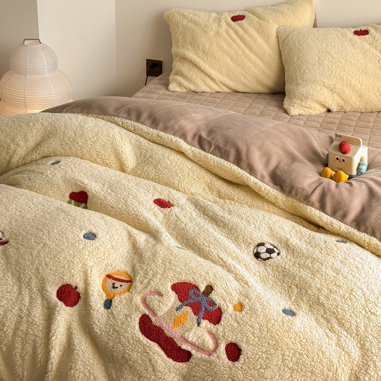 91家纺网 家纺一手货源 找家纺 TT.one 塔塔家居 2025新款羊羔绒牛奶绒暖绵绵毛巾绣床单床裙床盖款四件套 苹果摇摇乐·黄