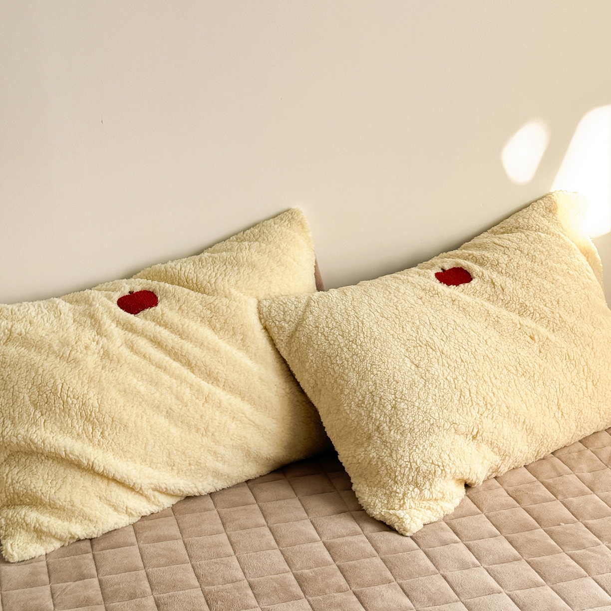 91家纺网 家纺一手货源 找家纺 TT.one 塔塔家居 2025新款羊羔绒牛奶绒暖绵绵毛巾绣床单床裙床盖款四件套 苹果摇摇乐·黄