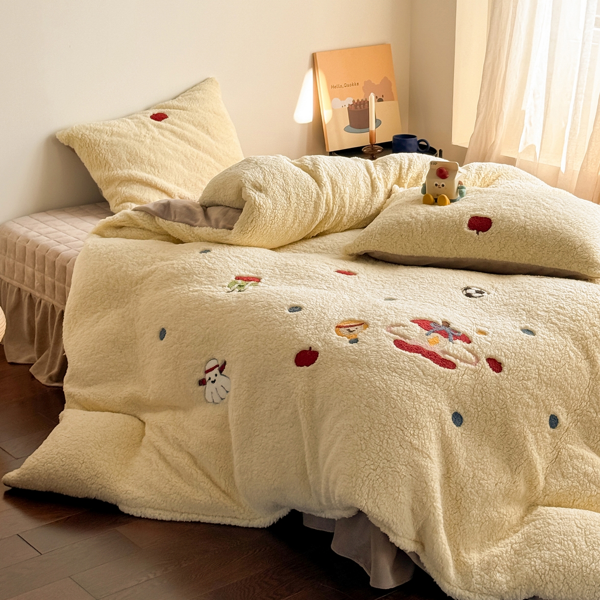 91家纺网 家纺一手货源 找家纺 TT.one 塔塔家居 2025新款羊羔绒牛奶绒暖绵绵毛巾绣床单床裙床盖款四件套 苹果摇摇乐·黄