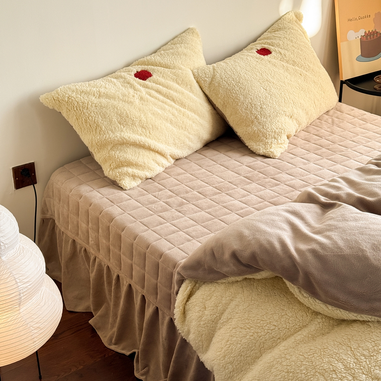 91家纺网 家纺一手货源 找家纺 TT.one 塔塔家居 2025新款羊羔绒牛奶绒暖绵绵毛巾绣床单床裙床盖款四件套 苹果摇摇乐·黄