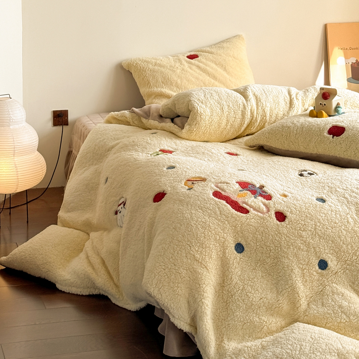 91家纺网 家纺一手货源 找家纺 TT.one 塔塔家居 2025新款羊羔绒牛奶绒暖绵绵毛巾绣床单床裙床盖款四件套 苹果摇摇乐·黄