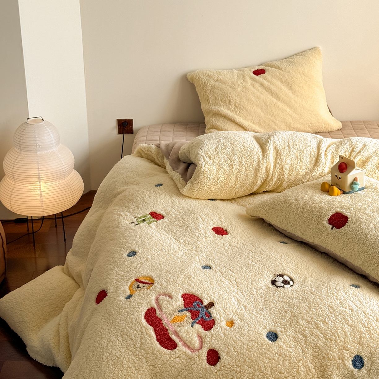 91家纺网 家纺一手货源 找家纺 TT.one 塔塔家居 2025新款羊羔绒牛奶绒暖绵绵毛巾绣床单床裙床盖款四件套 苹果摇摇乐·黄