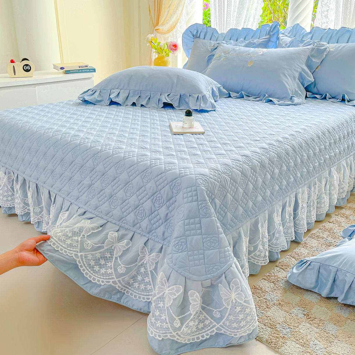 91家纺网 家纺一手货源 找家纺 （总）宜凡家纺 2025新款长绒棉绣花夹棉床盖四件套--蝶恋笙花系列