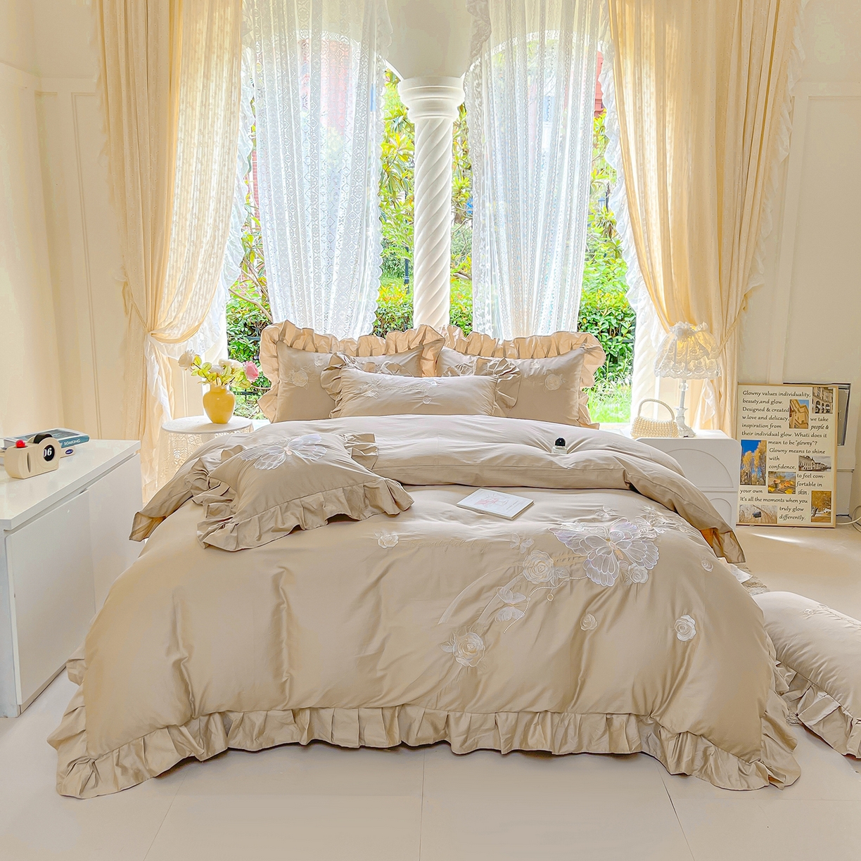 91家纺网 家纺一手货源 找家纺 宜凡家纺 2025新款长绒棉绣花夹棉床盖四件套--蝶恋笙花系列 蝶恋笙花 燕麦色