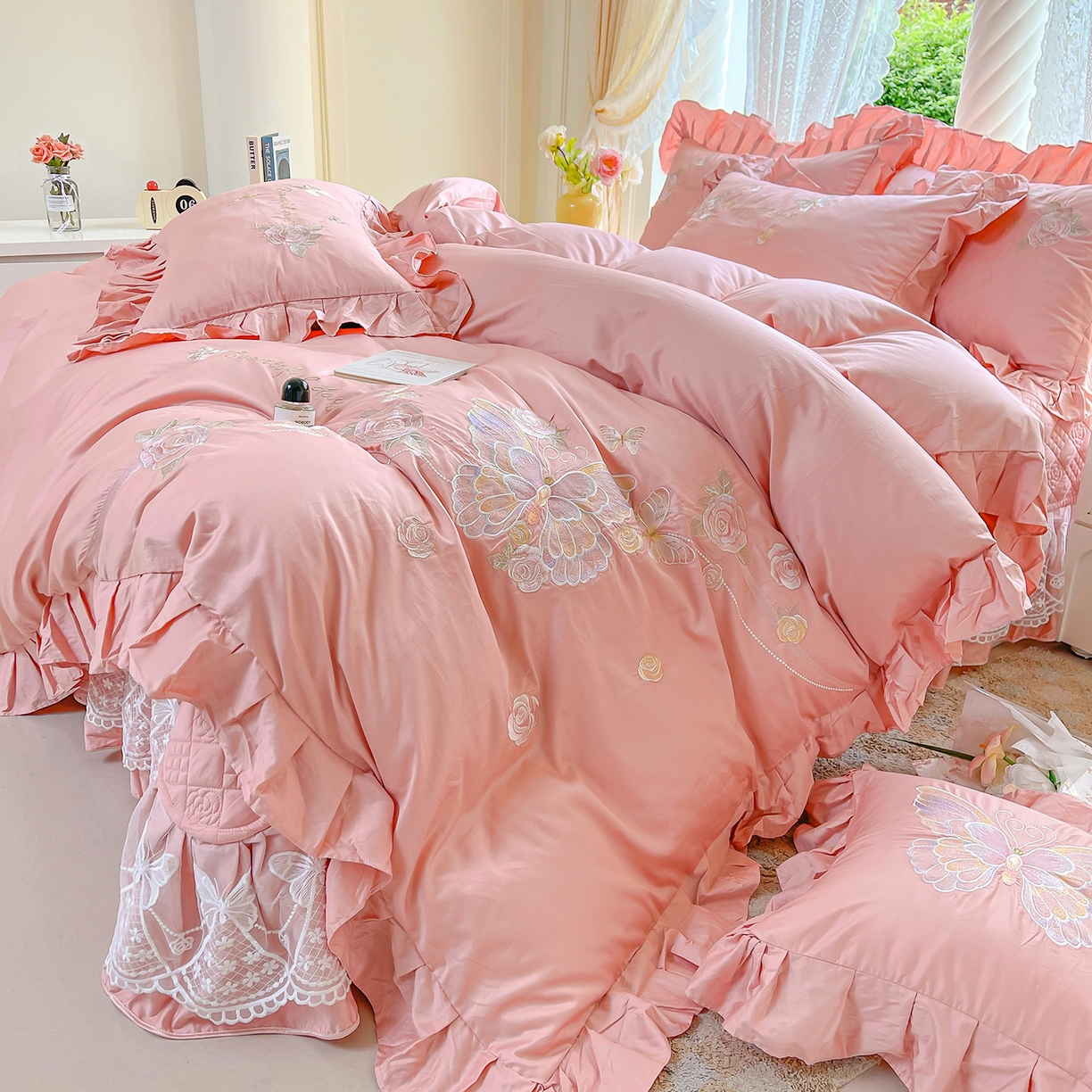 91家纺网 家纺一手货源 找家纺 宜凡家纺 2025新款长绒棉绣花夹棉床盖四件套--蝶恋笙花系列 蝶恋笙花 香妃粉