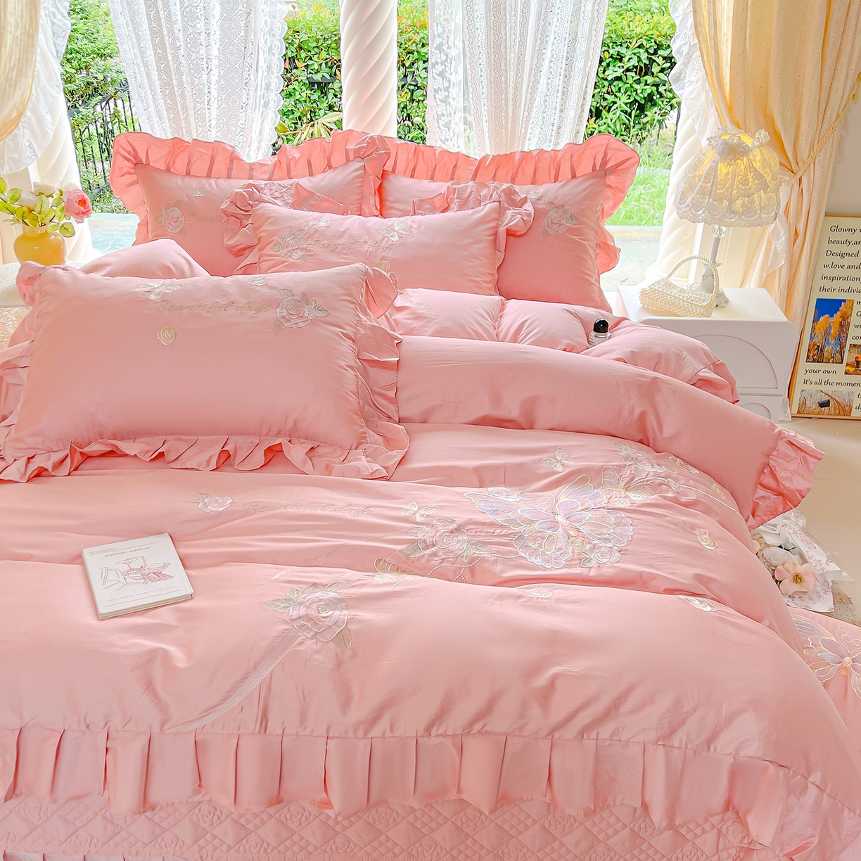 91家纺网 家纺一手货源 找家纺 宜凡家纺 2025新款长绒棉绣花夹棉床盖四件套--蝶恋笙花系列 蝶恋笙花 香妃粉