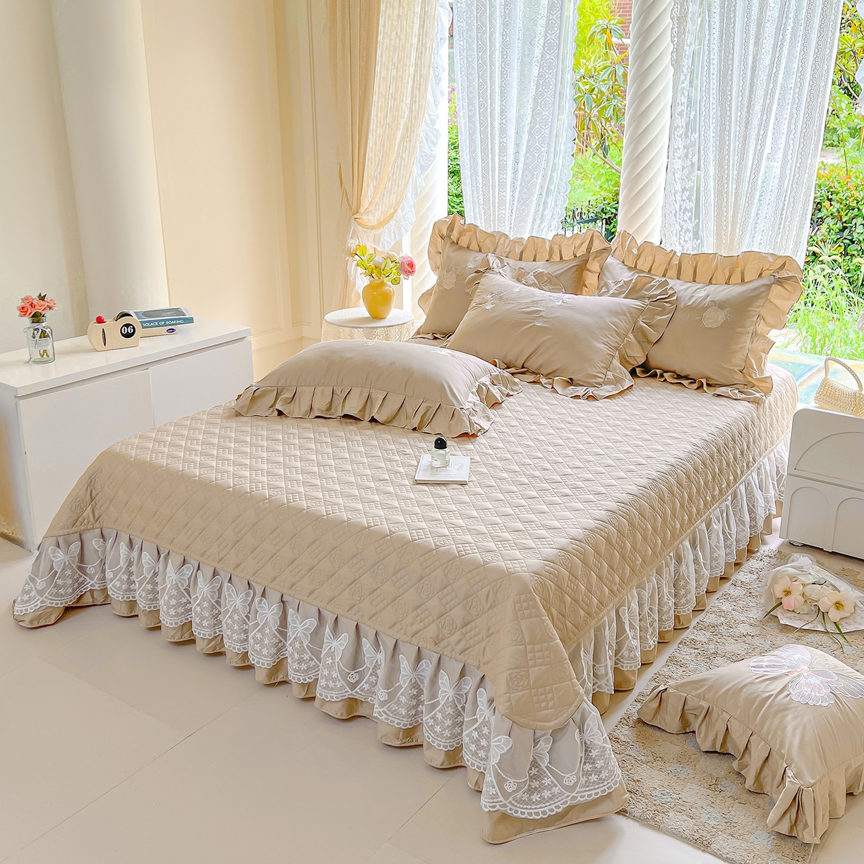 91家纺网 家纺一手货源 找家纺 宜凡家纺 2025新款长绒棉绣花夹棉床盖四件套--蝶恋笙花系列 蝶恋笙花 燕麦色