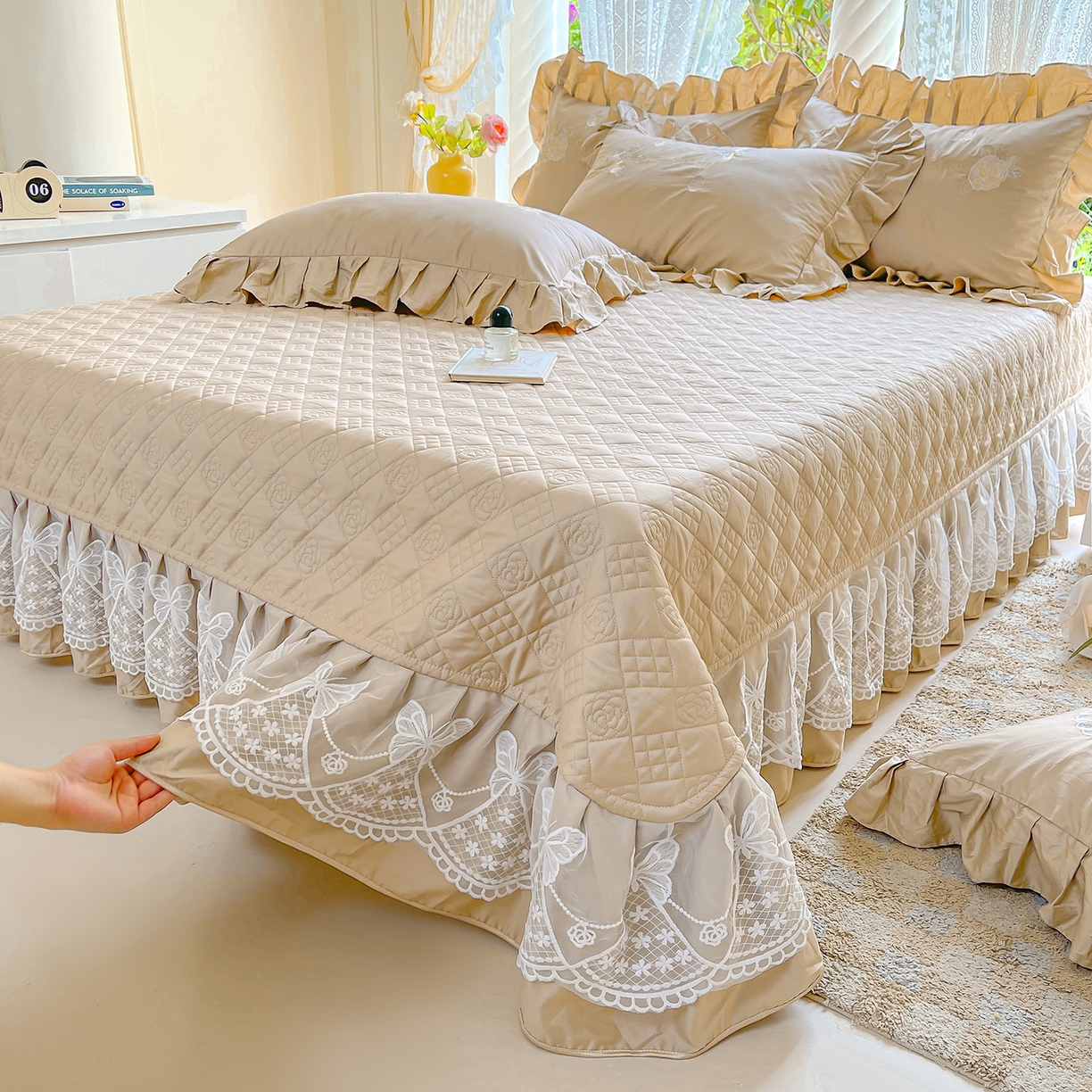 91家纺网 家纺一手货源 找家纺 宜凡家纺 2025新款长绒棉绣花夹棉床盖四件套--蝶恋笙花系列 蝶恋笙花 燕麦色