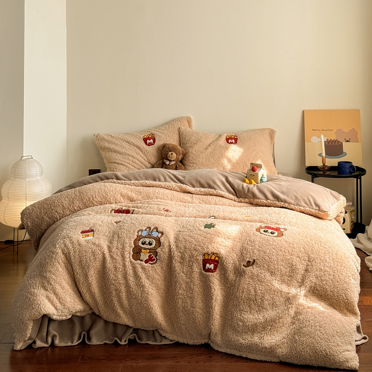 91家纺网 家纺一手货源 找家纺 TT.one 塔塔家居 2025新款羊羔绒牛奶绒暖绵绵毛巾绣床单床裙床盖款四件套 甜蜜热可可