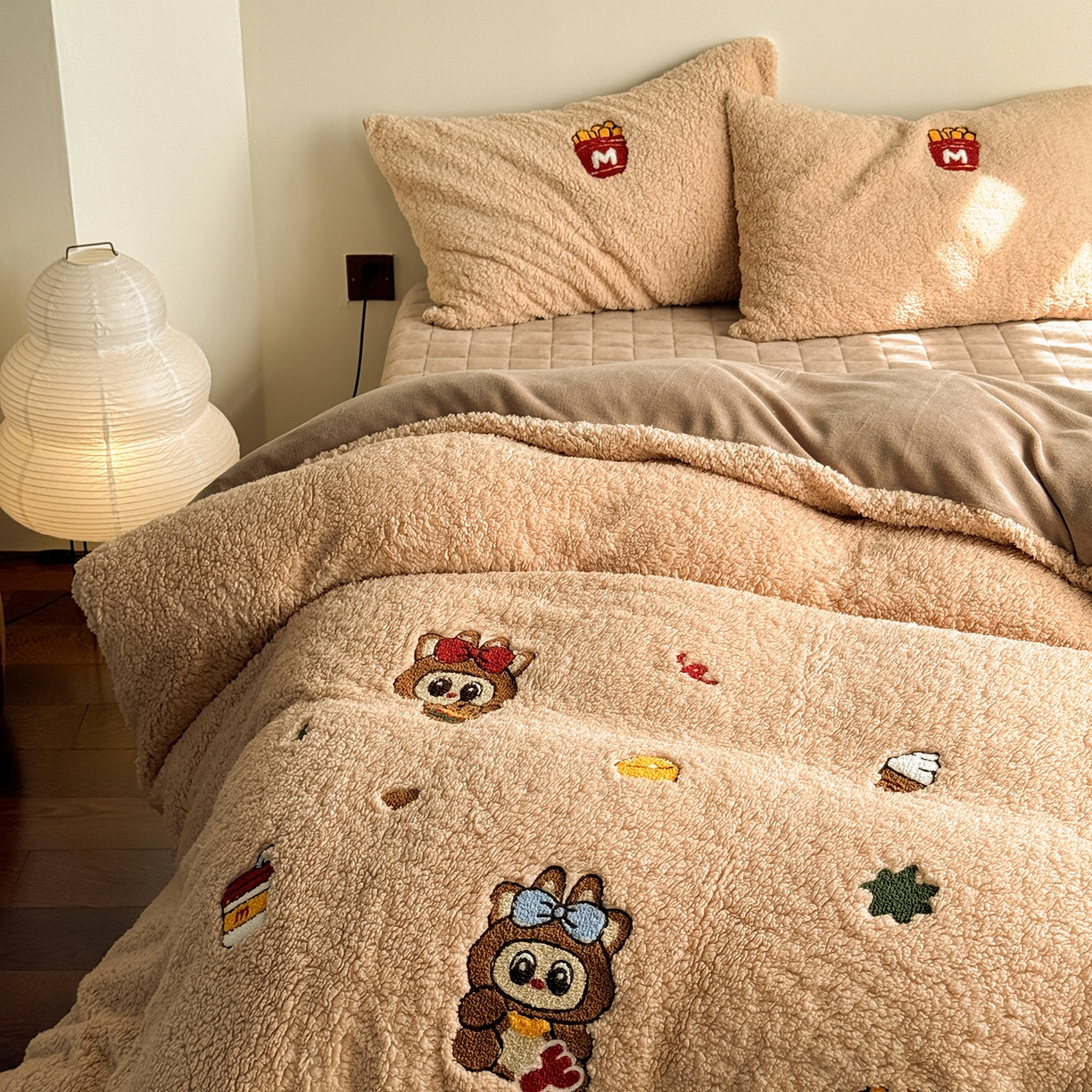 91家纺网 家纺一手货源 找家纺 TT.one 塔塔家居 2025新款羊羔绒牛奶绒暖绵绵毛巾绣床单床裙床盖款四件套 甜蜜热可可