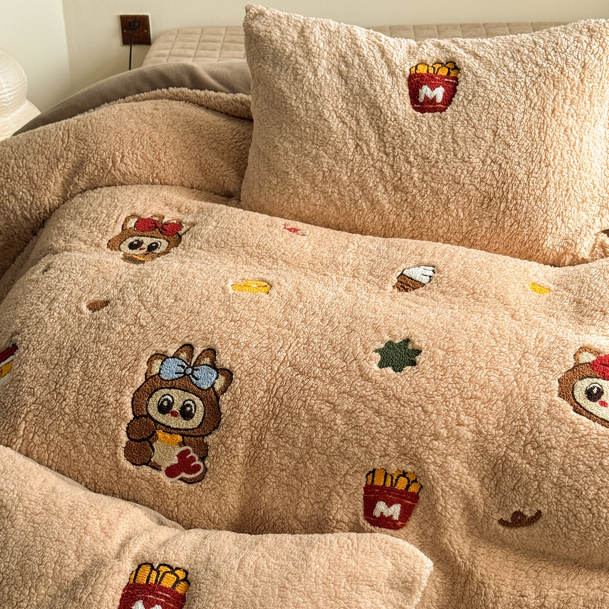 91家纺网 家纺一手货源 找家纺 TT.one 塔塔家居 2025新款羊羔绒牛奶绒暖绵绵毛巾绣床单床裙床盖款四件套 甜蜜热可可